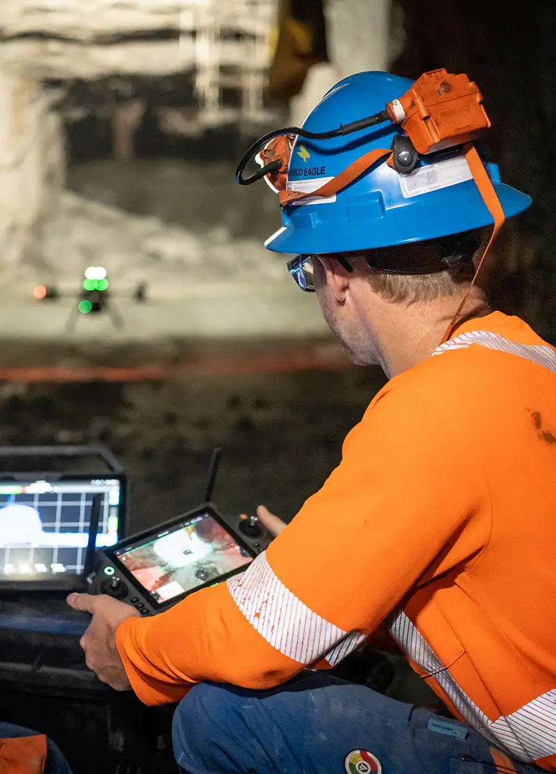 Technicienne et technicien en opération de drone télécommandé