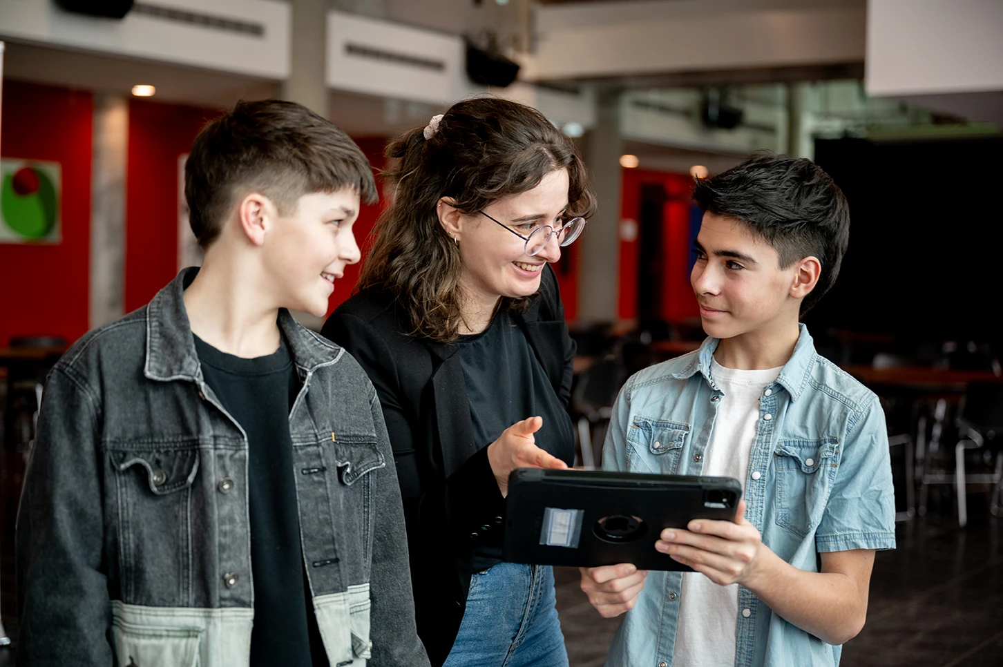 Une enseignante et deux élèves tiennent une tablette - XPmines